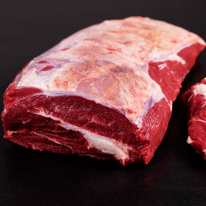 beansprucht, Konsistenz, Verhältnis, Cuts, Gunst, Fleischliebhaber, Beliebtheitsskala, Strohbulle, Vogl-Hof, Rindergulasch geschnitten, Rinderhüft-Steaks, Rinderhüfte, Hüfte, Rinderlende, Roastbeef am Stück, Wet Aged Rinderlende, Beiried, Strip Loin, Aloyau, Reifung, mindestens, 21 Tage, Fleischsaft, rosa, Rinderoberschale im Ganzen, Rinderoberschale, Keulen-Innenseite, Rinderrouladen, Rindsroulade, gewickelt, Fleischgericht, Österreich, Polen, Tschechien, Rouladen, groß, Speck, Zwiebeln, saurer, Gurke, gerollt, Rollen, Küchengarn, zusammengebunden, Rouladennadeln, Zahnstocher, fixiert, kurz, heiß, angebraten, geschmort, Rinderschulter flach, Schulterblatt, Blattschulter, fein, Fleischfasern, dünnen, Bindegewebsstrang, durchzogen, Mitte,  Charakteristisch, Sehne, Feinschmeckern, Schmorbraten, Tellerfleisch, Rinderschulter dick, Rindersemerrolle, Jungbullenrolle, Rinderkeule, Schwanzrolle, Meisel, Sauerbratengericht, gleichmäßig, positioniert, portioniert, Profikoch, Rindertafelspitz, Tafelspitz, spitz, zulaufend