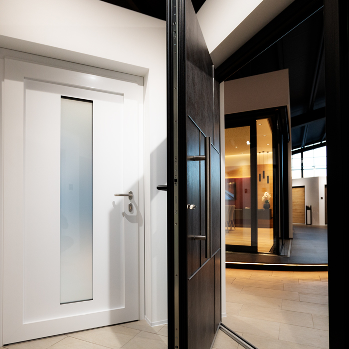 einbruchhemmend, Glas, absperrbar, umfassend, vorgebeugt, Fensterüberwachung, Überwachungskontakt, Alarmanlage, ermöglichen, intern, Steuerung, PC, geregelt, Koordination, Heizung, Fensterlüftung, Barrierefrei, Terrassentür, Balkontür, rollstuhlgerecht, modifizieren, tief, gelegen, erreichbar, Türgriff, fachgerecht, Einbau, Kunde, einwandfrei, funktionieren, Lösung, Schonend, Demontage, Altfenster, inklusive, notwendig, Beiputzarbeit, Nebenarbeit, Kernkompetenz, produzieren, Sonderfenster, denkmalgeschützt, Wetterschenkel, Produktionshalle, Leidenschaft, Technologie, ausschließlich, ausgebildet, Handwerker, Maschinen, Fertigungsroboter, Wunsch, Zufriedenheit, Kompromiss, Einzelteil, imprägniert, sicherstellen, Holz-Klassiker, Klassisch, Echtholz-Wetterschenkel, Leimfuge, Außenbereich, Dämmwert, vorstehend, Blendrahmen, stärker, historisch, Denkmalschutz, Flächenbündig, Holz-Fenster, Innen, Herstellung, Fensterprofil, Klar, Schmal, Rahmenansicht, Lichteinfall, Niveau, Anspruchsvoll, Designlösung, Wohngebäude