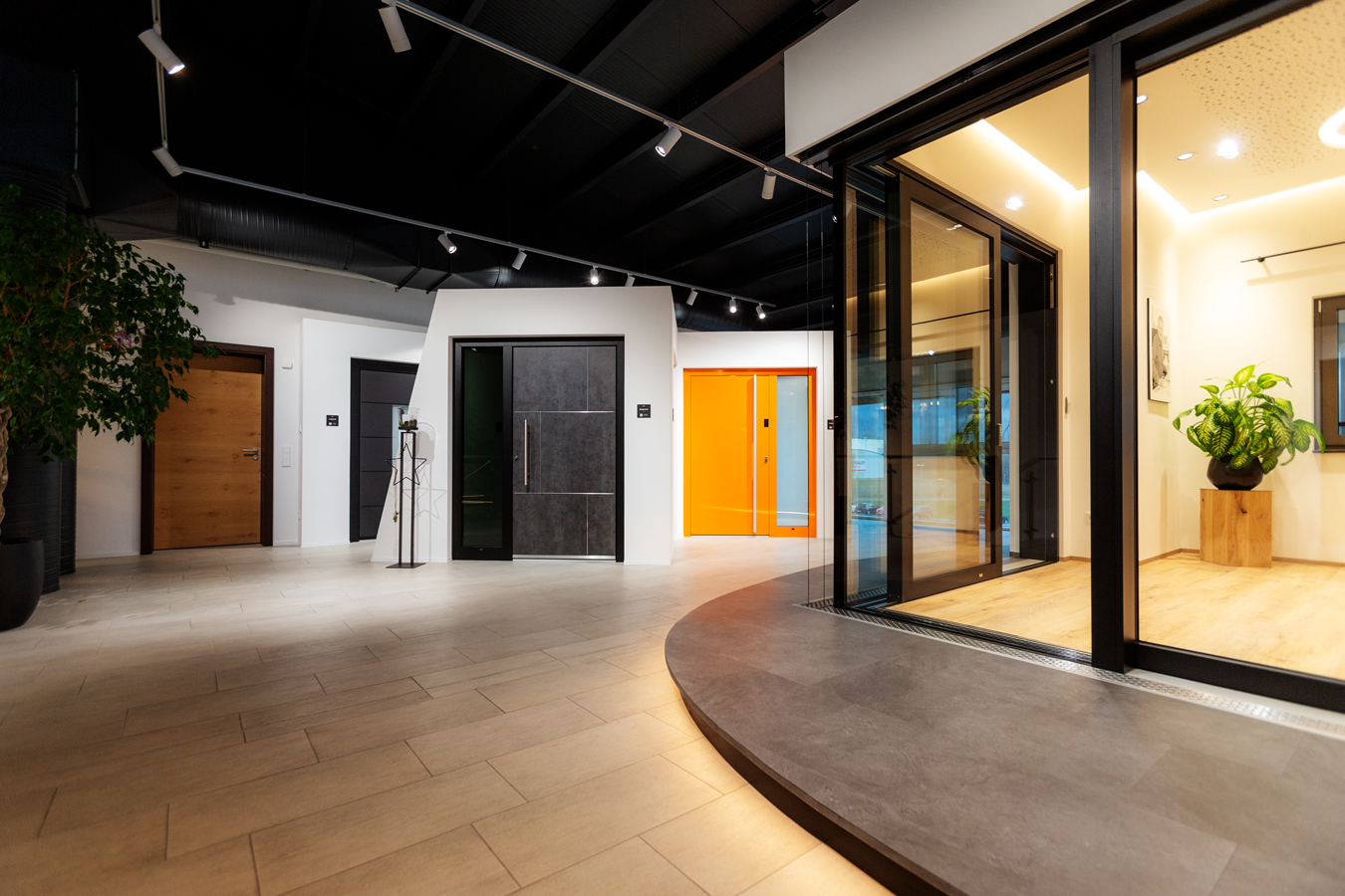 Wohnkomfort, Klassiker, bewährt, modern, Umsetzung, trotzen, Aluminium-Schale, Witterungseinfluss, Kombination, Aluminium, außen, innen, bietet, zeitgemäß, Wohnen, verloren, Rahmenmaterial, Verglasung, beeinflussen, kleiner, Dämmung, Vergleich, Fenstertyp, 123x148cm, Größe, Sprossenunterteilung, Fensteraufteilung, Lüftung, abgedichtet, Energieverlust, Luftaustausch, Schimmel, entwickeln, mehrmalig, Stosslüften, eingebaut, Fensterfalzlüfter, Technik, feuchte, verbrauchte, Luft, Frischluft, transportiert, Mehrfachdichtung, Schallschutzglas, Straßenlärm, draußen, Ruhe, Schallschutzklasse, Beschläge, Markenbeschlag, Einhand-Dreh-Kippbedienung, Fehlbedienungssperre, dreidimensional, verstellbar, Ecklager, höchster, Bedienkomfort, gewährleistet, Serienmäßig, Flügelbremse, verhindern, Aufschlagen, Durchzug, formschön, Fenstergriff, Stil, Modell, Einbruchshemmung, Standardfenster, serienmäßig, Grundsicherheit, ausgestattet, erhöht, Versicherung, unterschiedlich, Widerstandsklasse, RC 1, RC 2, Speziell