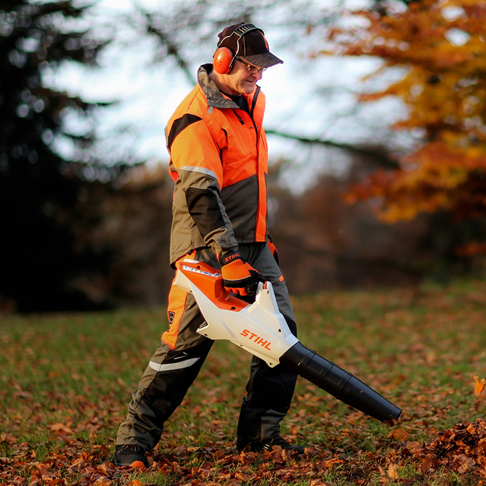 modular, Plattformbauweise, derzeit, einzigartig, Markt, sichern, Erweiterungsfähigkeit, Software, Hardware, Wartungsarm, Komponenten, hohe, Zugänglichkeit, vereinfachen, Pflege, Unübertroffen, Schnittqualität, patentiert, Schneidsystem, 5 frei schwebende Schneidköpfe, passt, Bodenkontur, optimal, besser, gleiche, Drehrichtung, aller, Schneidköpfe, Streifeneffekt, automatisch, Drehrichtungswechsel, jedem, Zyklus, bewirkt, gleichmäßige, Messerabnutzung, Form, stützt, Funktion, reduziert, Lärm, hält, Fußbällen, selbst, Golfballschläge, widerstandsfähig, gegenüber, Kratzern, ermöglicht, Gesamten, aufzustellen, einfach, gesamte, Chassis, samt, Hinterräder, reinigen, Roboter, kompakt, transportieren, lagern, Landmaschinen, Hans, Josef, Schnell, Sütz 1, Neuhofen, Postmünster, Pfarrkirchen, Rottal-Inn, Niederbayern, Südostbayern, Bayerm, Süddeutschland, Deutschland, Europa, Stihl, Echo, Shindaiwa, Mähroboter, Großflächenroboter, automatisiert, Grünflächenpflege, Rasenqualität, international, Niveau