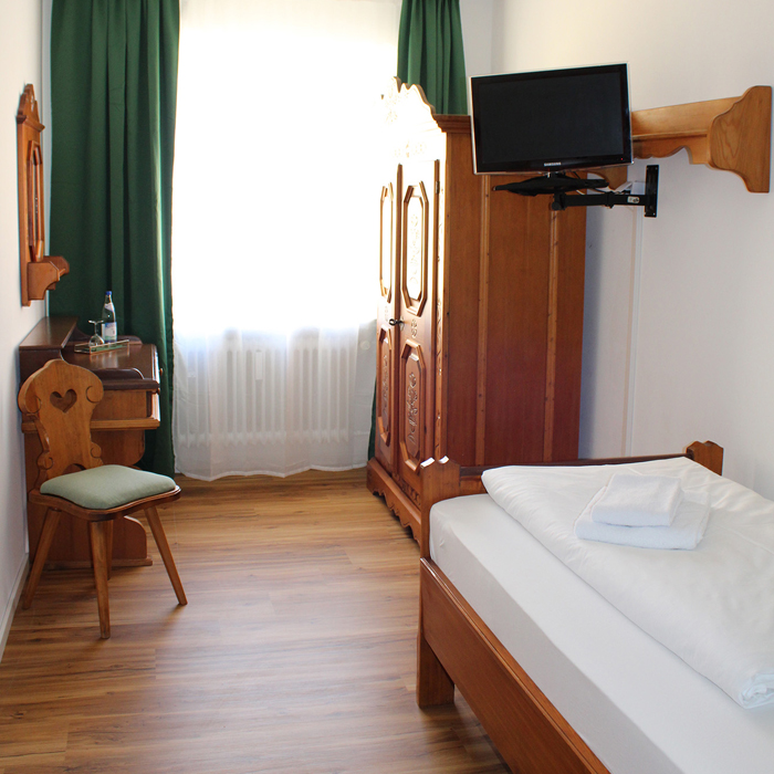 unmittelbar, Nähe, Schiffsanlegestelle, flussaufwärts, Passau, Genießen, gutbürgerlich, Tasse, Kaffee, Stück, selbstgebacken, Kuchen, wunderbar, Donaupanorama, wirken, Vilshofen, Hotel, Pension, Unterkunft, EInzelzimmer, Doppelzimmer, Übernachtung, Bayerisch, Natur, hautnah, erleben, Kultur, Niederbayern, Donau, Radweg, Passau, Bayerischer Wald, nationalpark, ideal, Abenteuerlustige, Erholungssuchende, Genießen, Auszeit, Wellnesshotel, Donau, direkt, malerisch, Uferpromenade, traumhaft, Radtouren, Passauer Land, Durchreise, Urlaub, perfekt, Erholungserlebnis, helfen, verschiedene, Angebote, Verfügung, Wählen, Massagen, Beauty Behandlungen, Wohlfühlbäder, Therme, Terme, Sauna, Entspannungsurlaub, Gratis, stornierbar, Anreise, Preisgarantie, buchen, sparen, schlafen, bekannt, historisch, Altstadt, Wahrzeichen, Stadtturm, Lage, Dreiflüssestadt, Benediktinerabtei, Schweiklberg, jährlich, Volksfest, groß, Festzug, Feuerwerk, Donaupromenade, Ginkgo-Park, beliebt, Ausflugsziel, Herzen, erwartet, persönlich, familiär