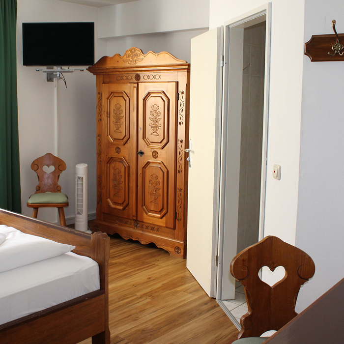 Vilshofen an der Donau, Gastronomie, Gasthaus, Gaststätte, Gasthof, Wirtshaus, Lokal, Essen, Trinken, Eis, Restaurant, Küche, Biergarten, Pension, Zimmer, Fremdenzimmer, Gästezimmer, Übernachten, Schlafen, Unterkunft, Radfahrer, Donauradweg, Bike, eBike, E-Bike, Familie, Begrüßung, Herzlich, Traditionsgasthof, Stadtplatz, servieren, Brauerei, Bräustüberl, traditionell, Bayerische Küche, Gäste, frühstücken, Frühstück, Festsaal, Hochzeiten, Geburtstage, Versammlungen, passenden, Rahmen, gemütlich, Biergartenterrasse, Terrasse, besten, Blick, bunte, Treiben, typisch, bayerische, Schmankerl, freundlich, Lächeln, natürlich, frisch, gezapft, Wolferstetter, Zimmer, Urig, renoviert, Gastzimmer, kombinieren, rustikal, Ambiente, modern, Komfort, schlafen, einfach, gut, Morgen, Akku, laden, Frühstücksbuffet, kosten, Fahrrad, Fahradgarage, Bikegarage, Radlkeller, Fahrradstellplatz, Werkstatt, Fahrradwerkstatt, Radlreparatur, Radreparatur, Werkstatt, Vorgeschmack, Übernachtungsgäste, täglich, Vorspeise, Bayerisches Gedeck